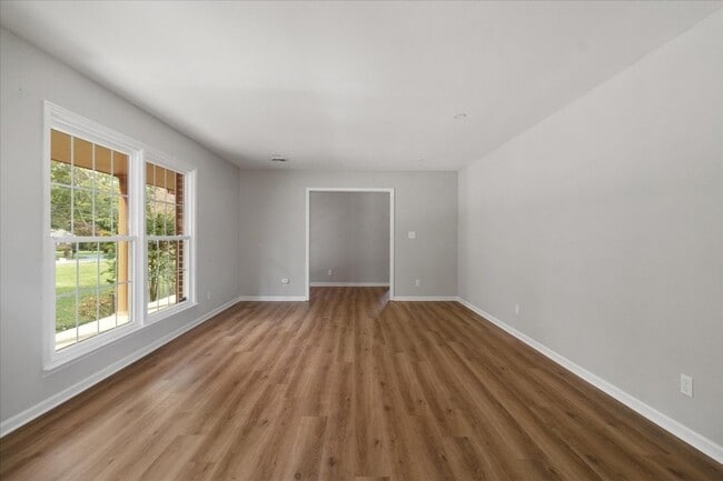 Building Photo - 204 Lake Cir Dr