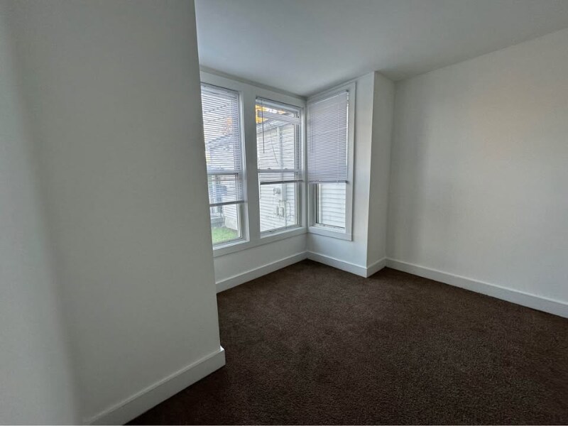 Building Photo - 5 Lake Ave