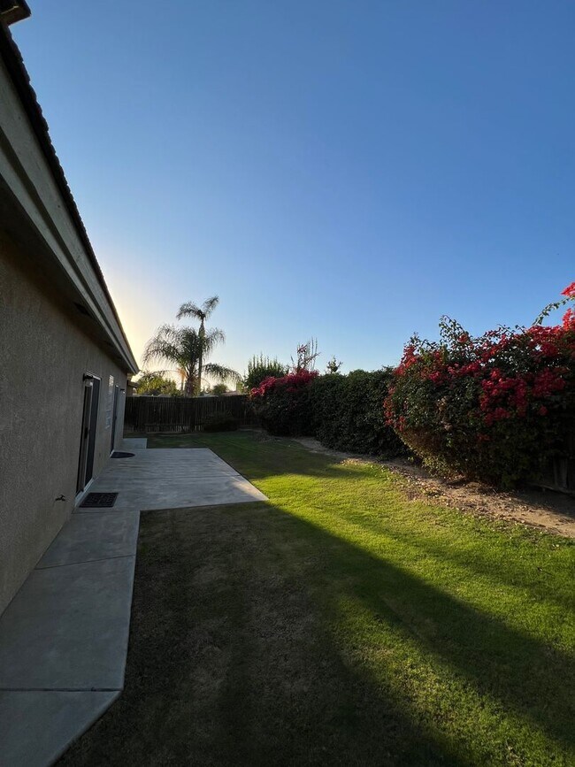 Building Photo - 9914 Paper Moon Way