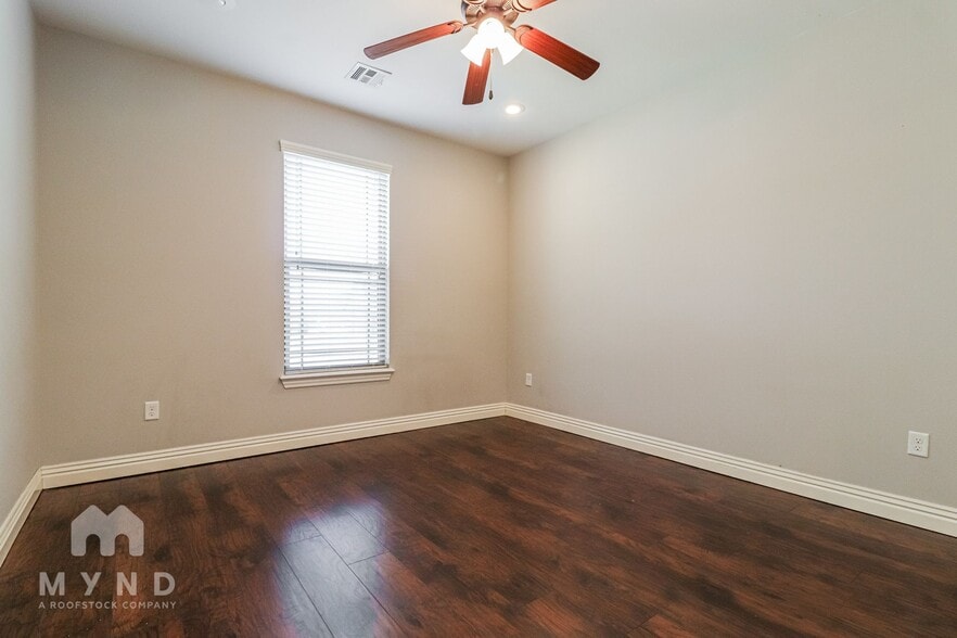 Building Photo - 610 Hawthorn Way