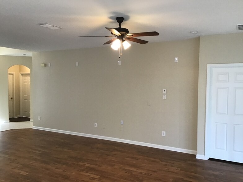 Building Photo - 671 Southland Ln