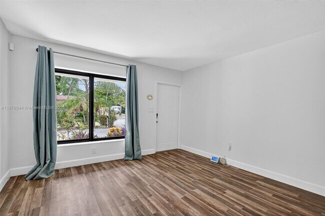 Building Photo - 606 N 28th Ave