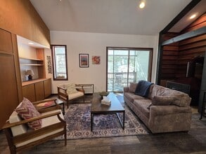 Building Photo - 102 Valley View Dr