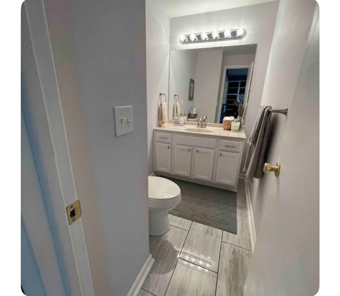 Main level 1/2 bath - 1792 Robb St