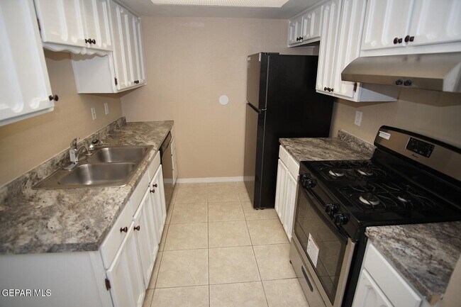 Building Photo - 10553 Kinross Ave