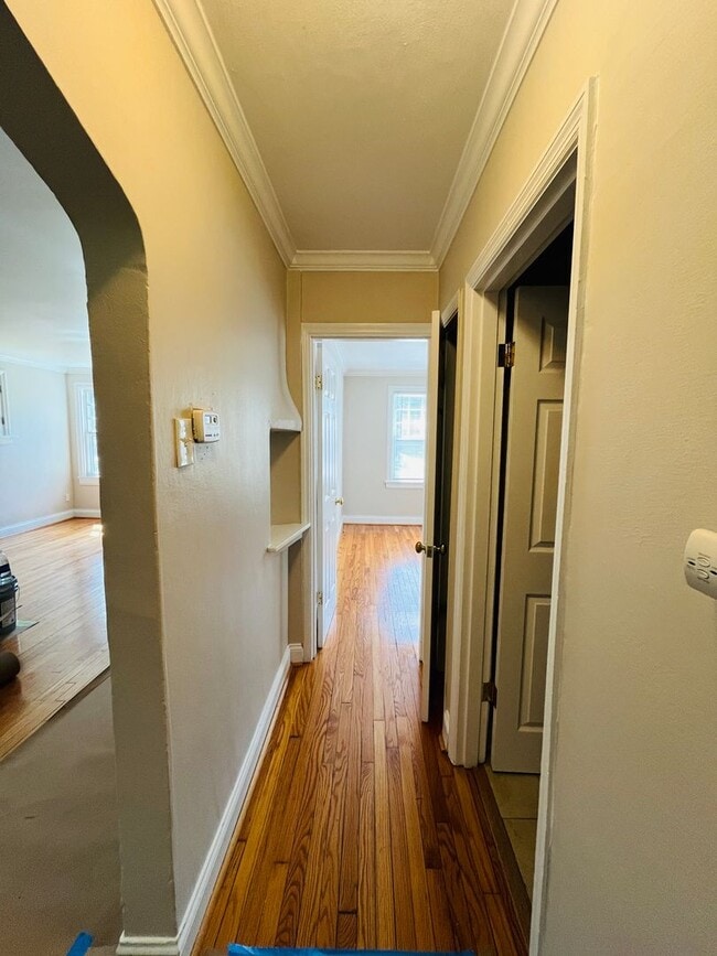 Building Photo - 3 Bed 1 Bath - Harwood Floors