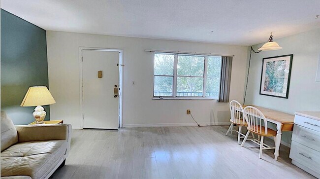 Building Photo - 1200 Colonnades Dr