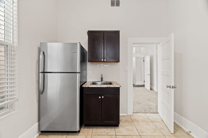 Building Photo - 620 N Flores St