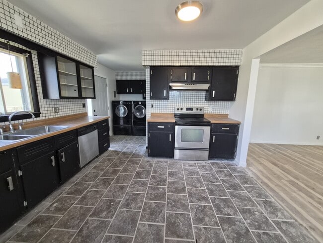 Building Photo - 5309 W Hill Dr