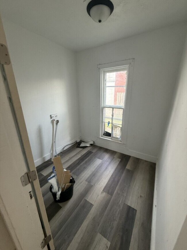 Building Photo - 803 5th Ave