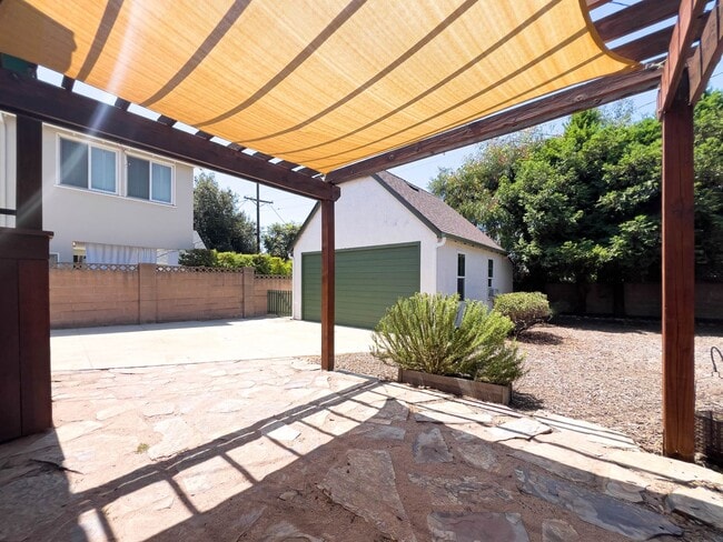 Building Photo - Storybook 3BR Home in Pretigious Rossmoyne...