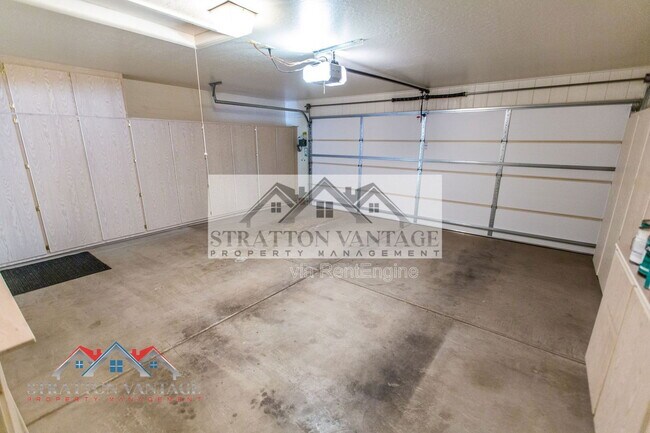 Building Photo - 10864 E Lindner Ave