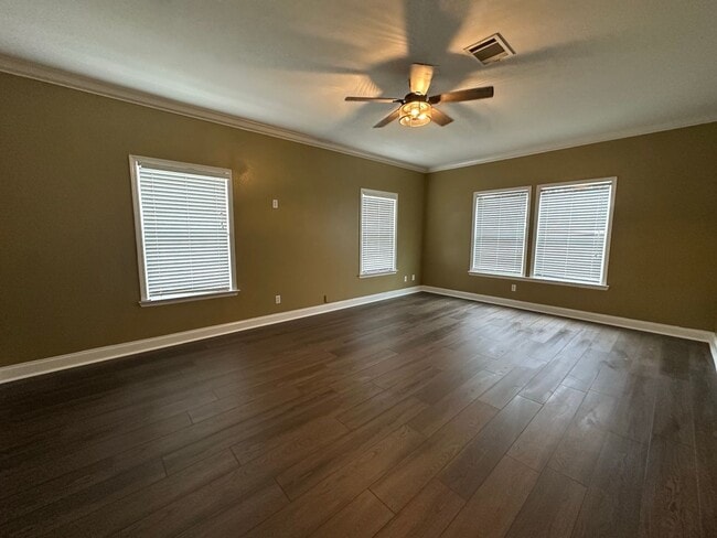 Building Photo - Charming and spacious home for rent in Lee...