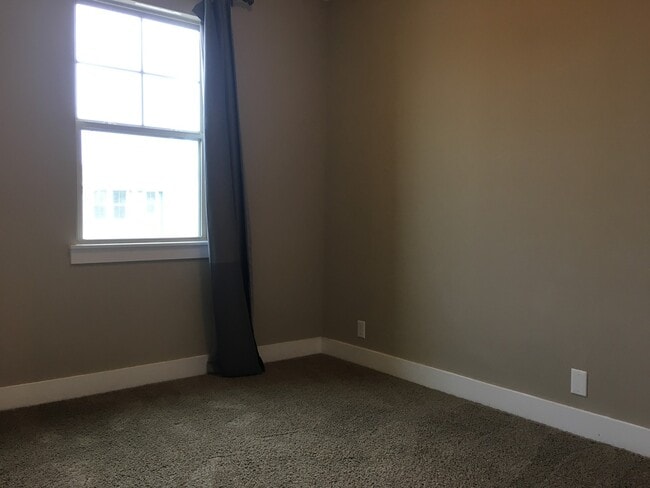 Building Photo - BEAUTIFUL TOWNHOUSE IN CRESTVIEW