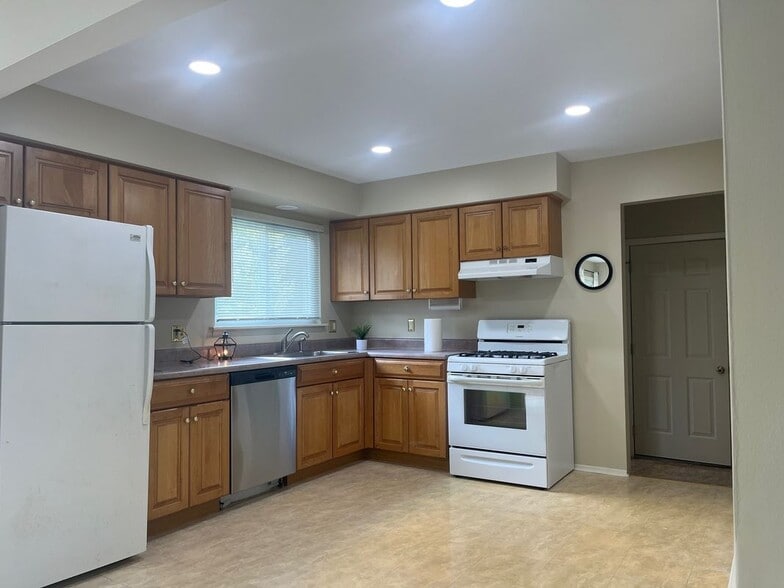 Building Photo - 87 Carter Ave