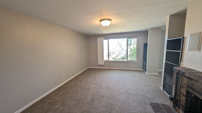 Building Photo - Single level 3 bedroom 2 bath home in the ...