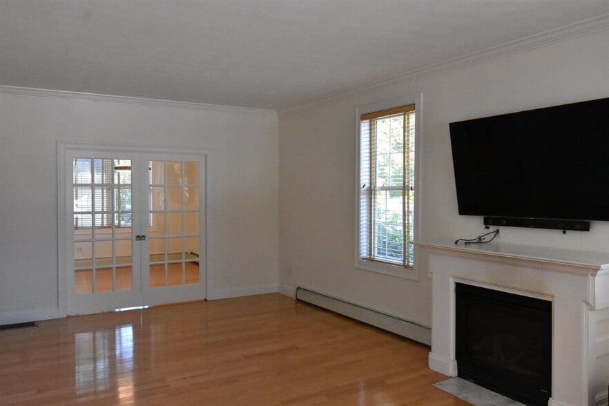 Building Photo - 2246 Elm St