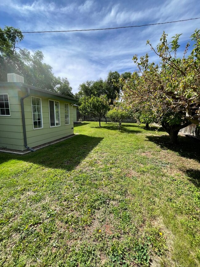 Building Photo - 4 Bedroom Home with Large Shop