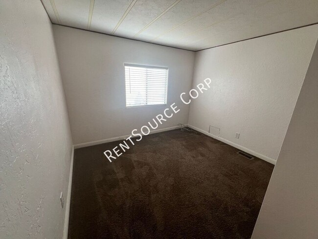 Building Photo - 3 Bedrom Mobile Home For Rent in Rosamond