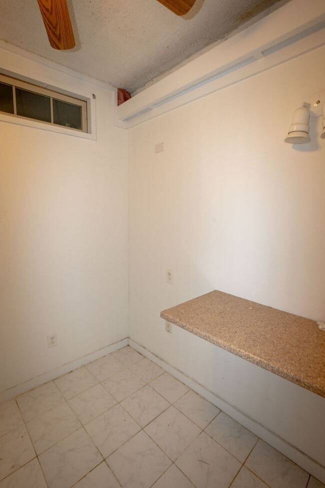 Building Photo - Spacious country flat