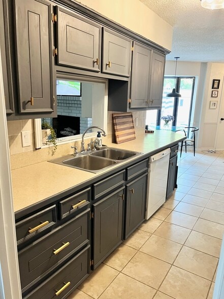 Building Photo - 2334 Babalos Ln