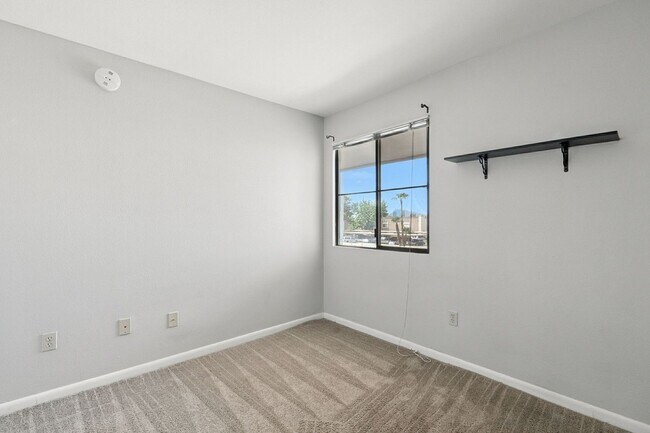 Building Photo - Walking Distance to ASU!