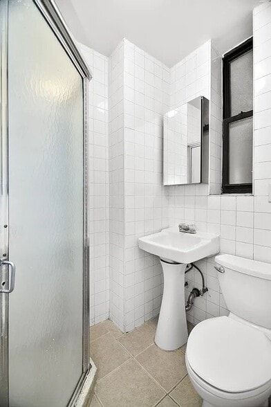 Building Photo - 25 Thompson St