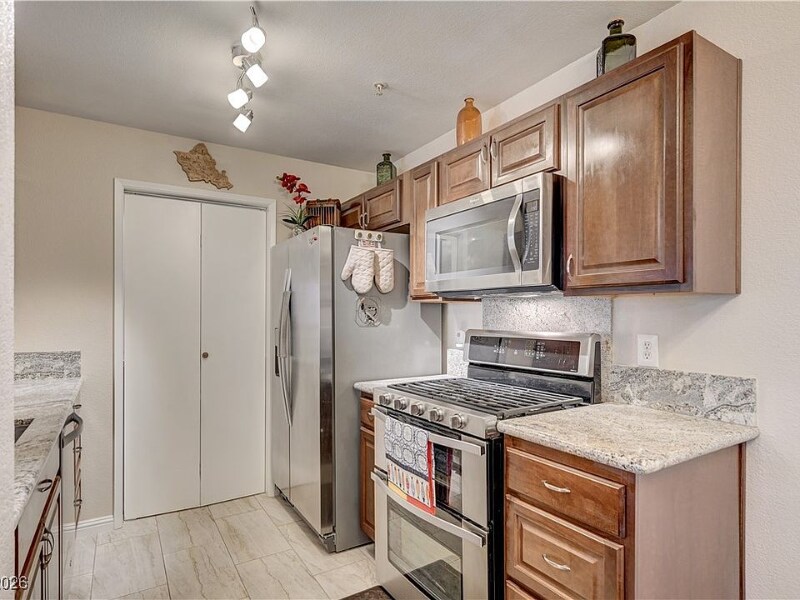 Building Photo - 950 Seven Hills Dr