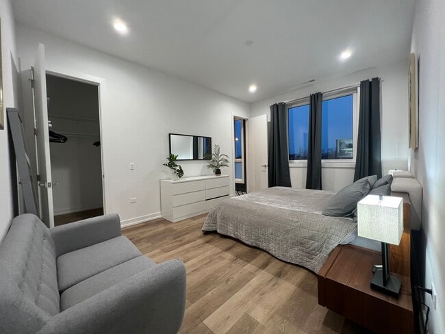 Building Photo - 815 N Richmond St