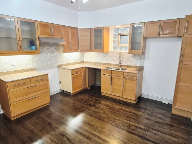 Building Photo - 7826 S Bennett Ave
