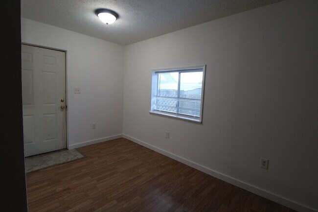 Building Photo - 623 E Sanson Ave
