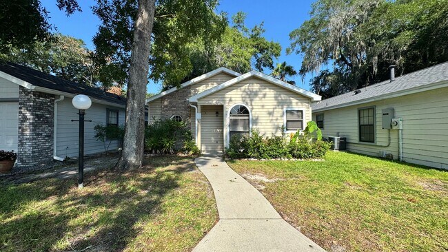 Building Photo - Spacious 2BR/2BA Home with Screened Porch & Fenced Yard For Rent!