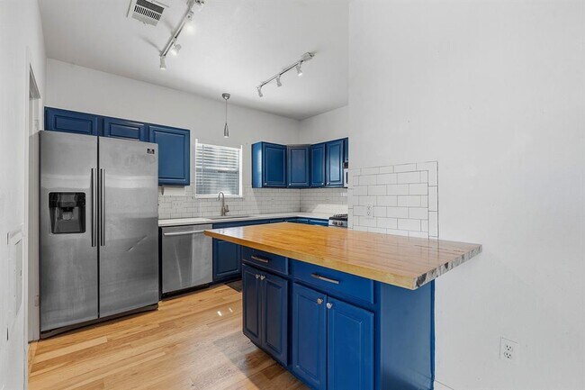 Building Photo - 2720 Oak Springs Dr