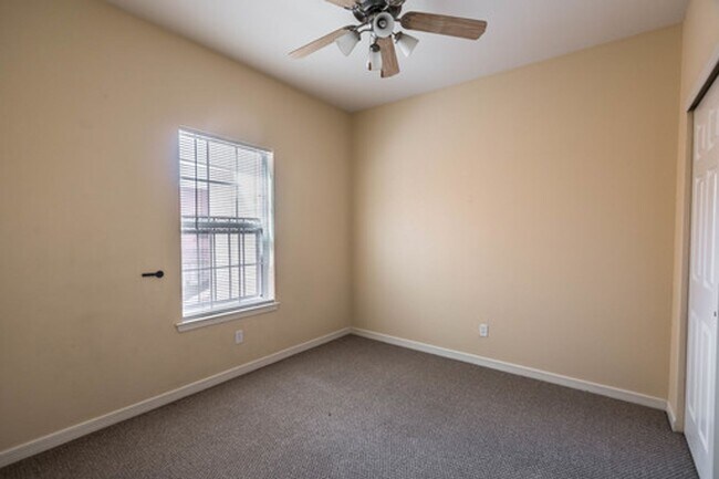 Building Photo - Spacious 3 bedroom, 2.5 Bath Condo in East El Paso!!