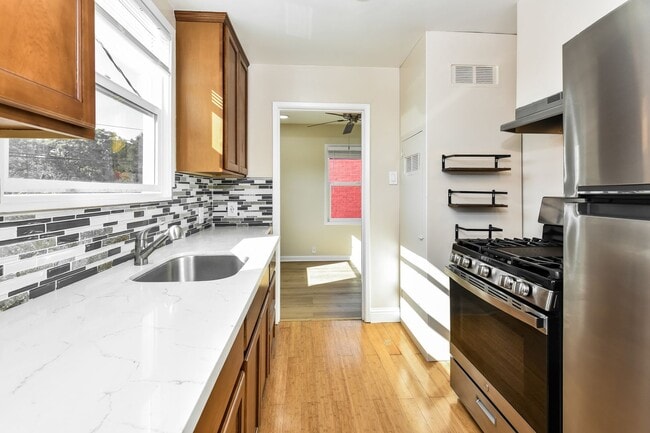 Building Photo - Sweet & Charming 2 Bedroom Richmond Apartment