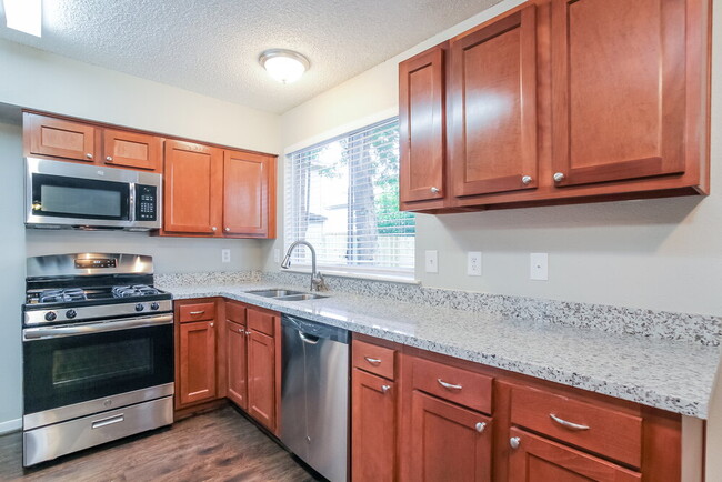 Building Photo - 2305 Parkview Dr