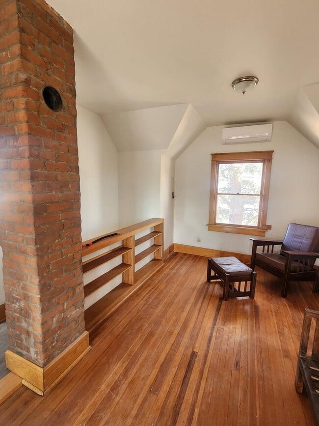 Building Photo - 820 Arno St SE