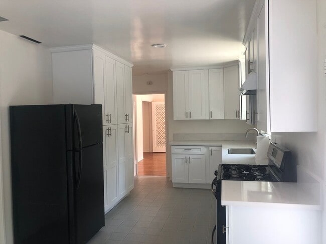 Building Photo - 2721 E Chevy Chase Dr
