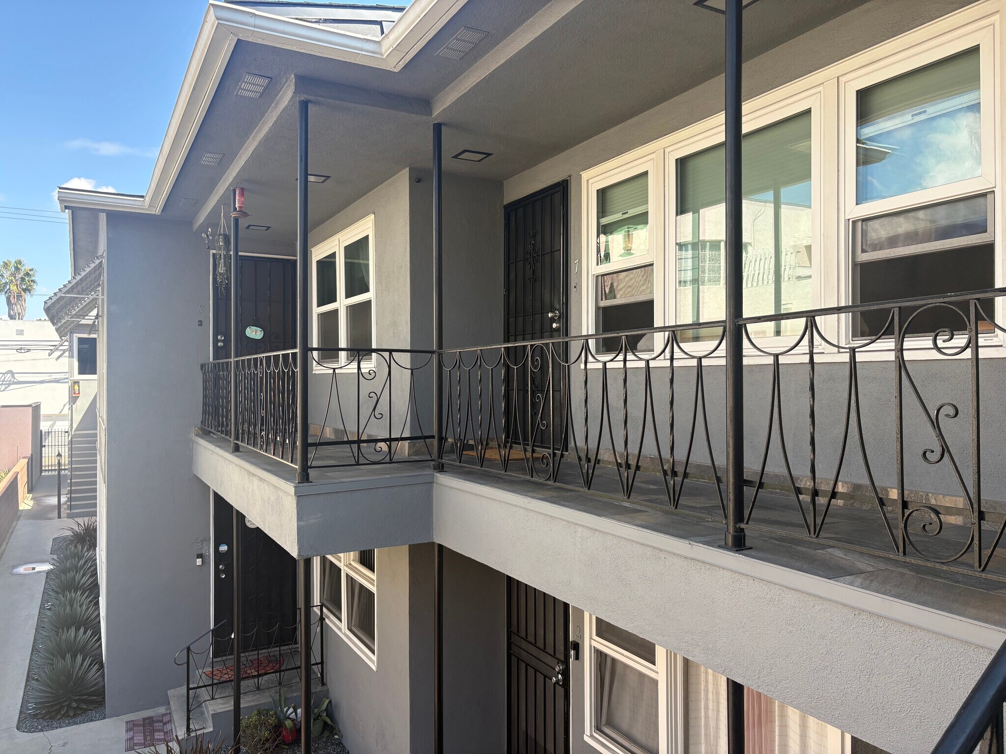 Building Photo - 933 E 1st St