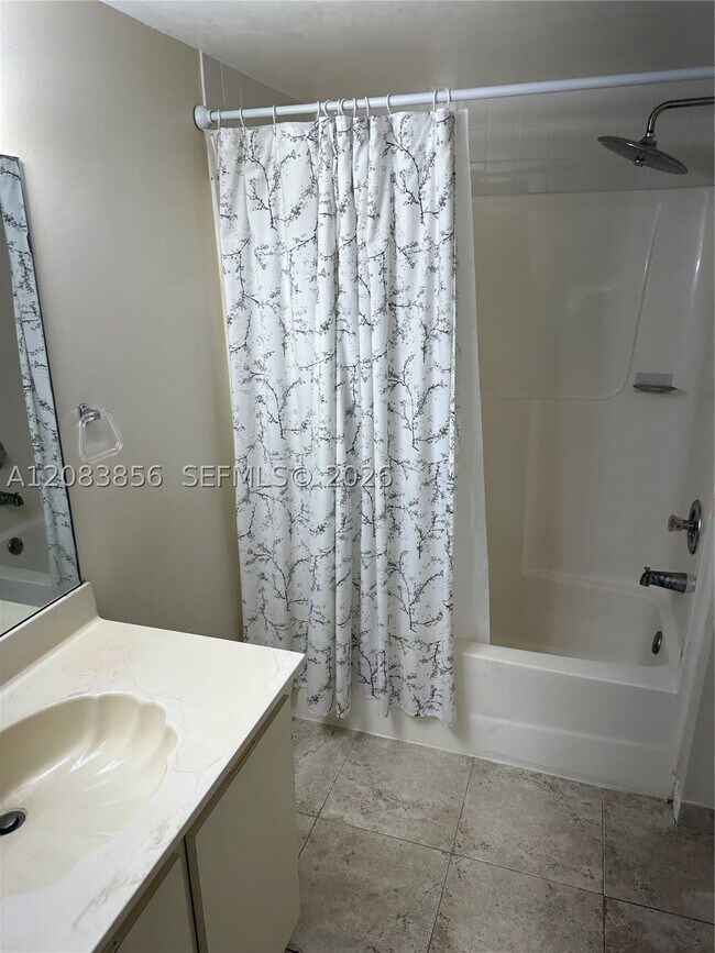 Building Photo - 9435 Fontainebleau Blvd