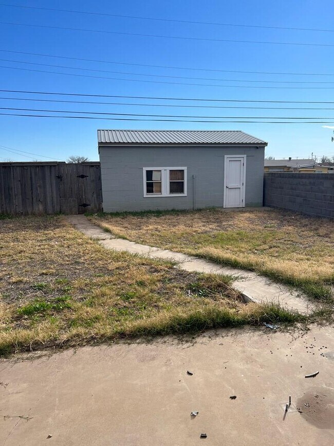 Building Photo - 1110 E 42nd St