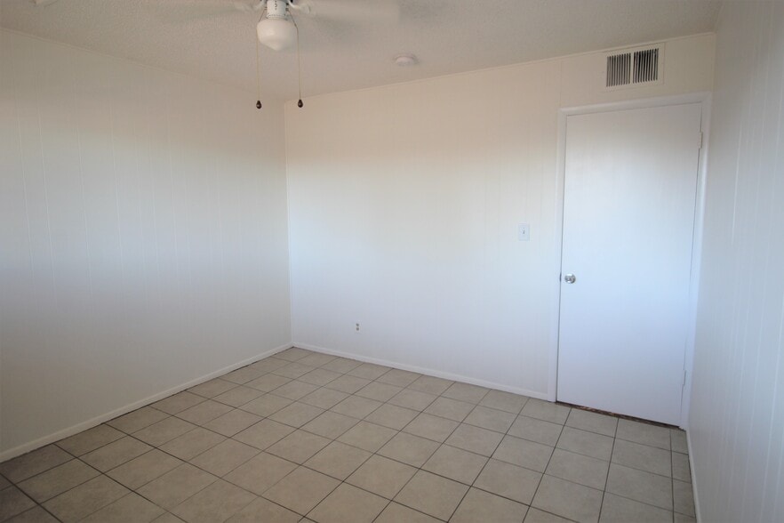 front bedroom - 3116 S Clementine Dr