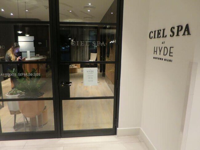 Building Photo - 121 NE 34th St