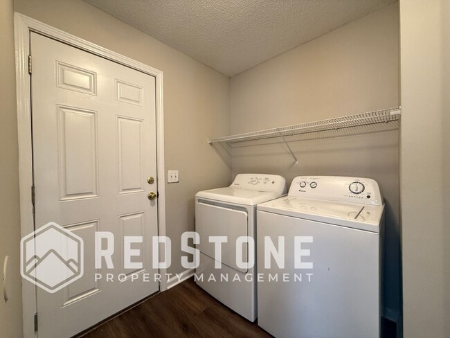 Building Photo - 921 E Haggard Ave