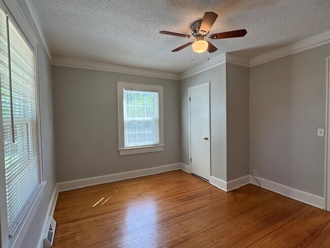 Building Photo - Cute Bungalow home with hardwoods - 2 bedrooms, 1 full bath - nice size yard