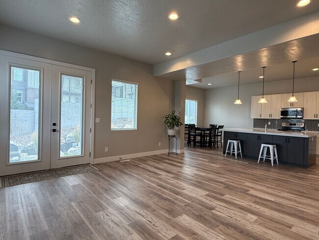 Building Photo - Luxury 7-Bedroom Home with Office, Dayligh...