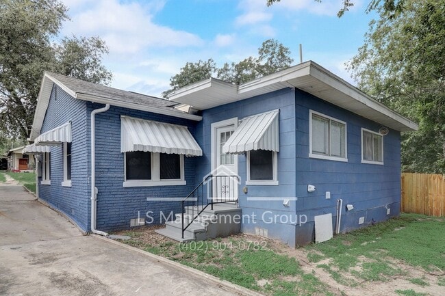 Building Photo - 132 Nelson Ave