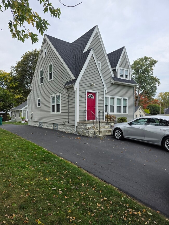 Building Photo - 457 Crossfield Rd