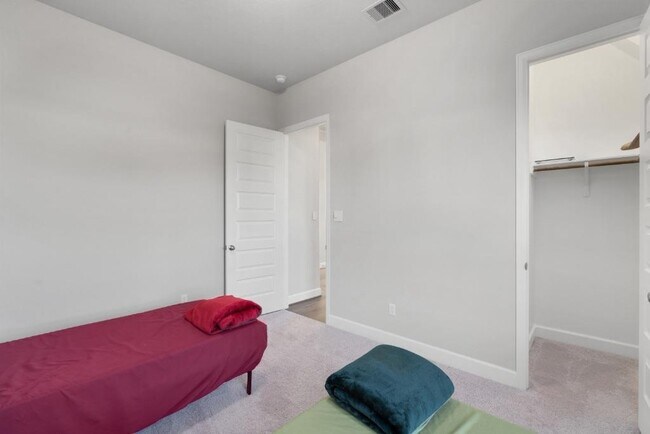 Building Photo - 547 Jefferson Dr