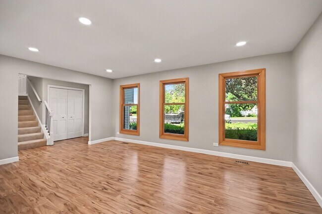 Building Photo - 5195 Castaway Ln